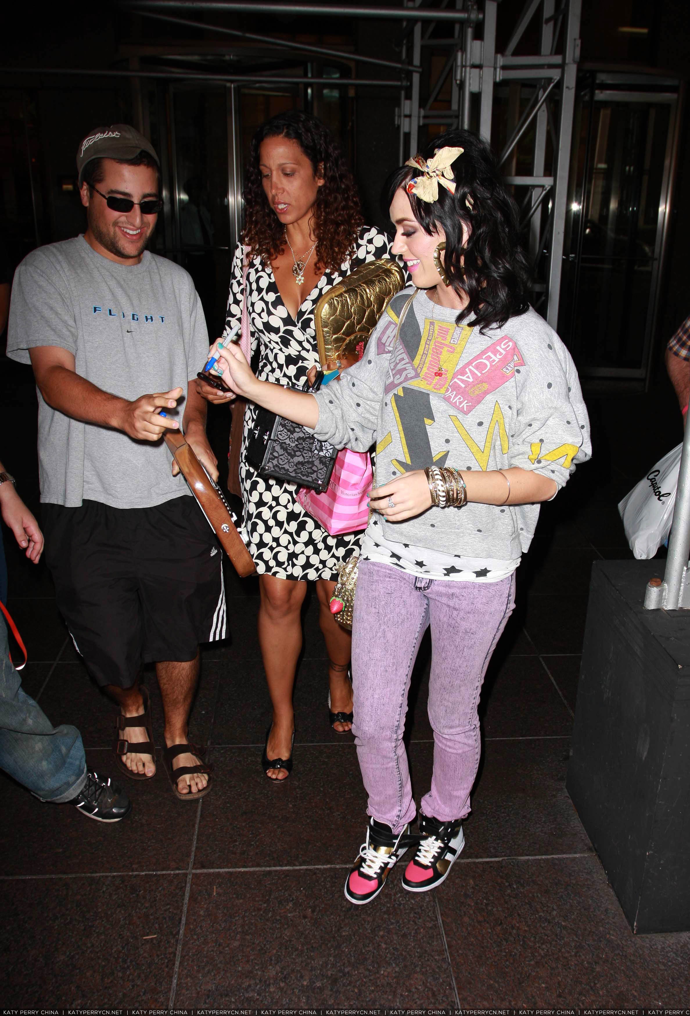 Katy Perry录完Howard Stern Show之后出现在纽约街头 - 2008年8月21日