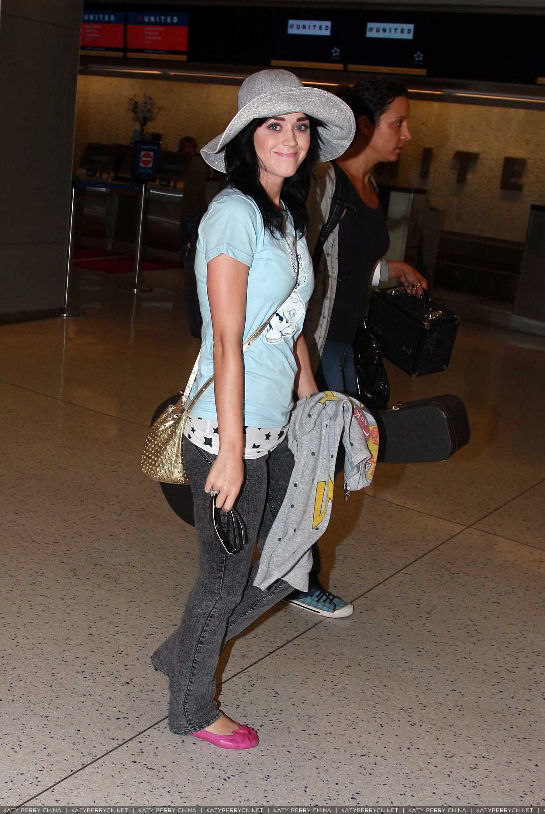 Katy Perry在纽约肯尼迪国际机场赶飞机 - 2008年8月30日