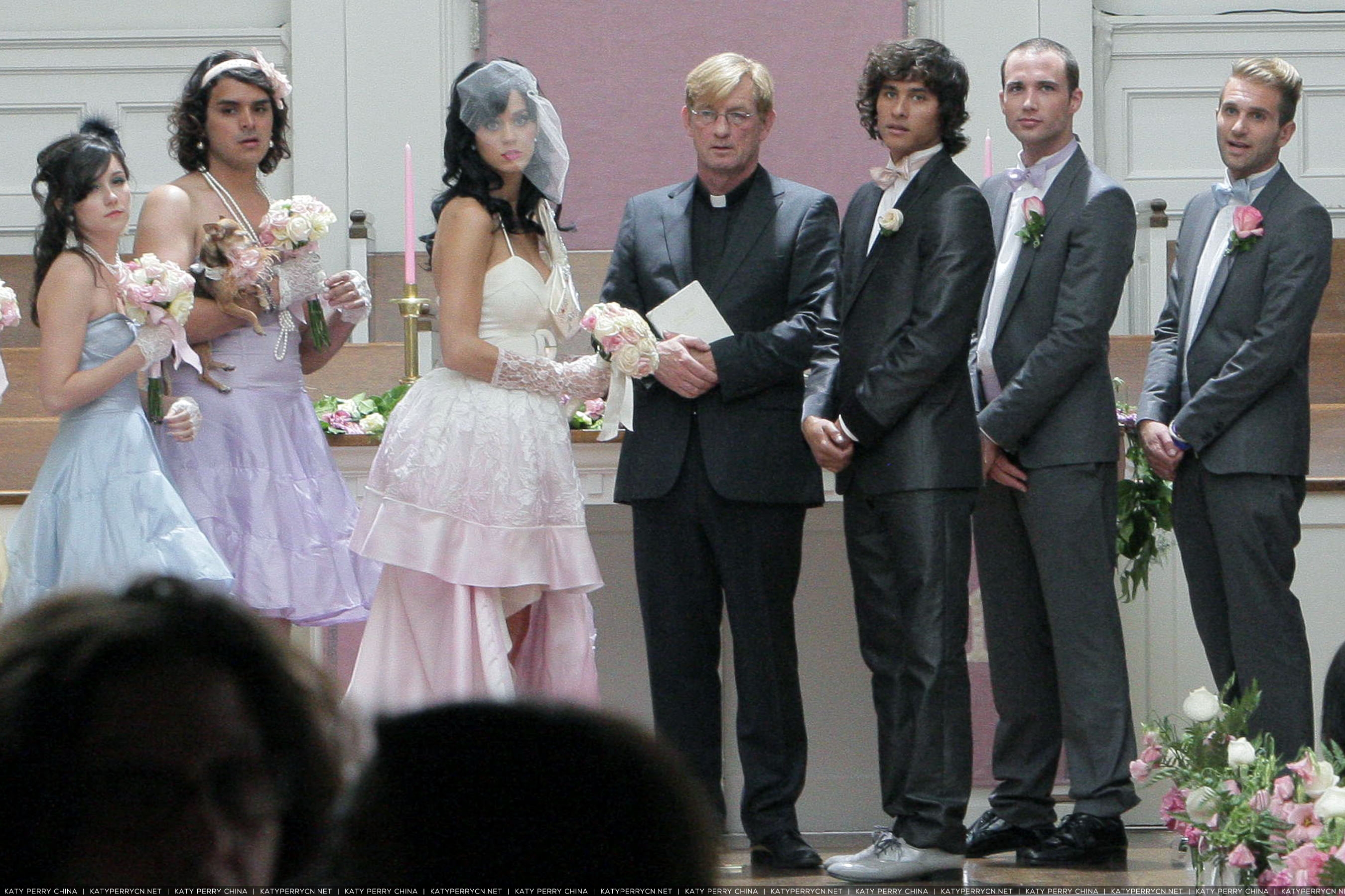 凯蒂佩芮‘忽冷忽热’拍MV 拉牧师爸妈、儿时玩伴当临演