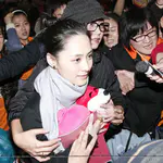 复出后首次来京，大批歌迷接机护驾