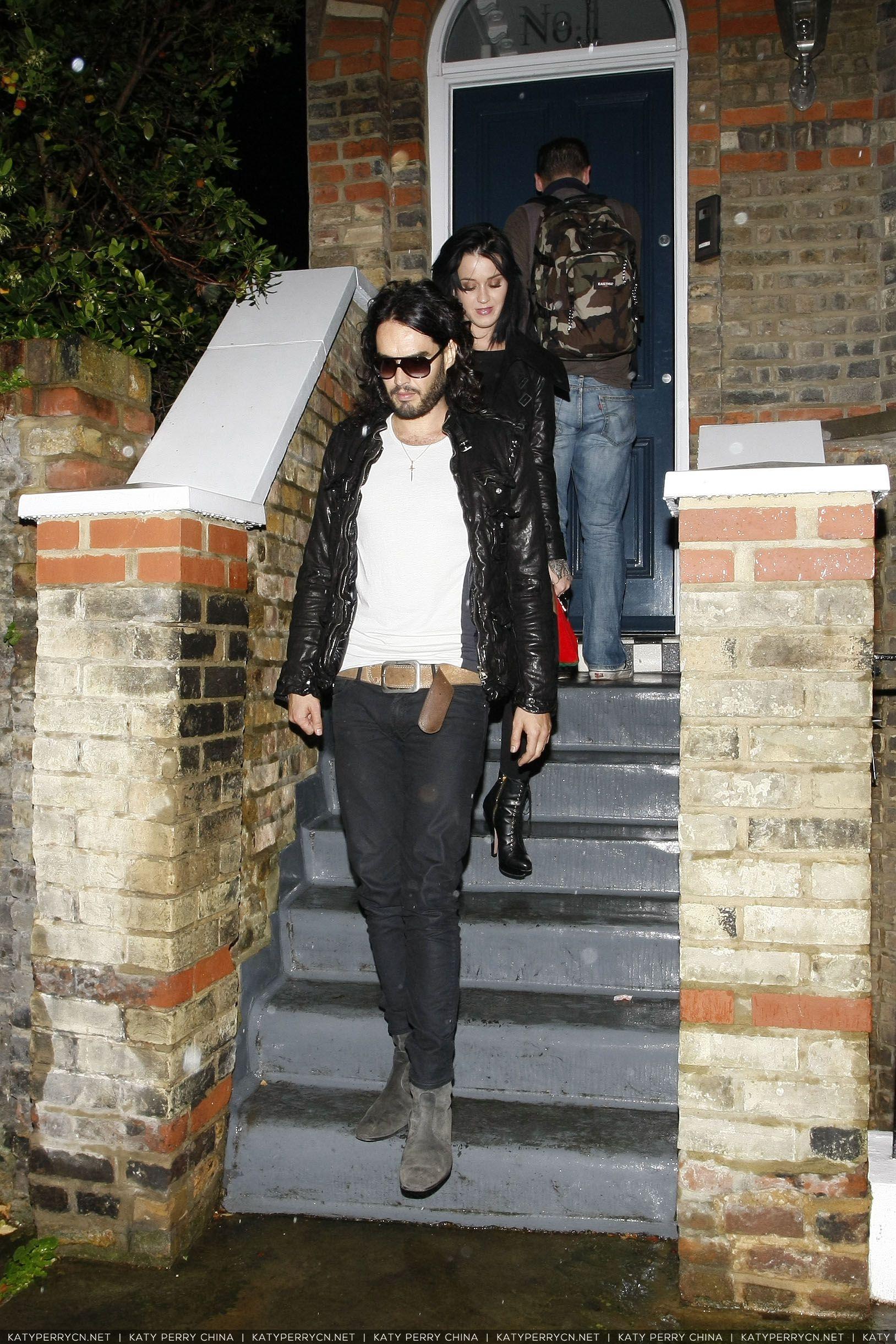 凯蒂佩芮和拉塞尔布兰德准备乘坐私人飞机离开卢顿机场