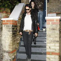 凯蒂佩芮和拉塞尔布兰德准备乘坐私人飞机离开卢顿机场