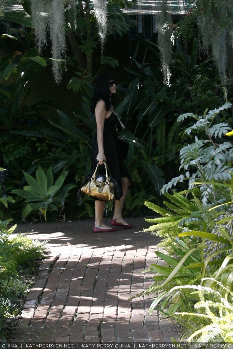 凯蒂佩芮前往录音室