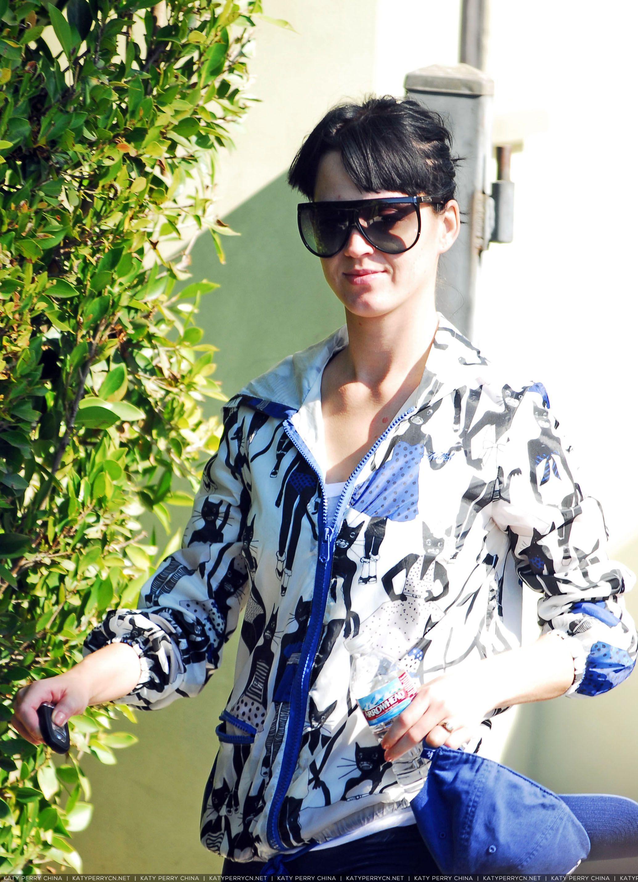 在一家私人健身房完成一小时健身后离开