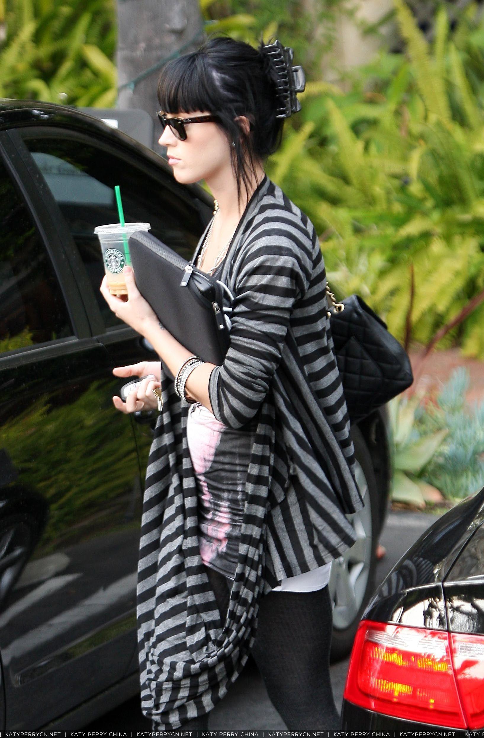 离开位于洛杉矶的录音室