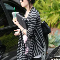 离开位于洛杉矶的录音室