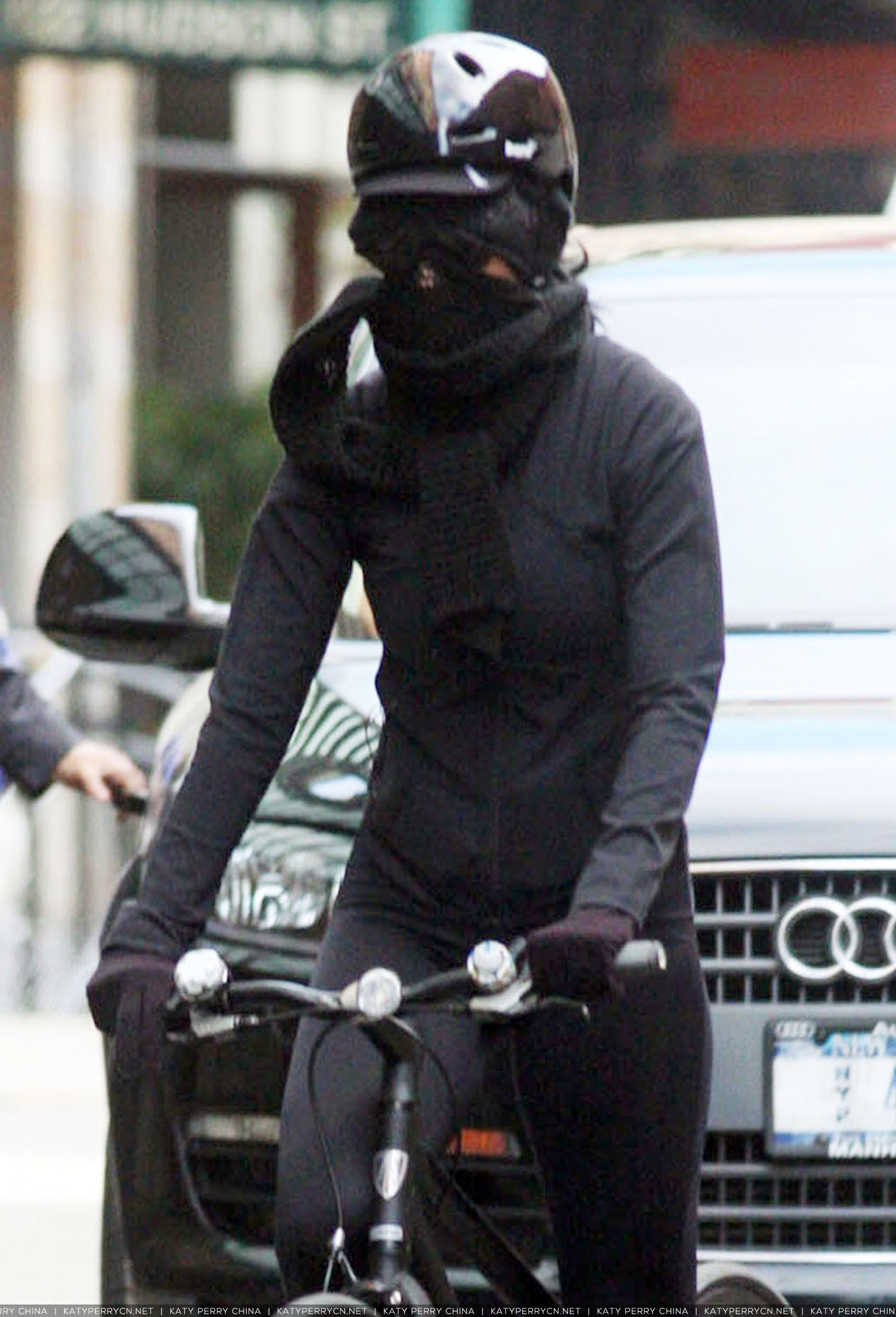 凯蒂佩芮在纽约骑自行车