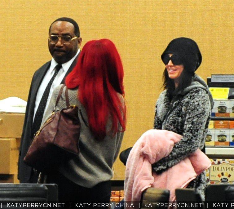 凯蒂佩芮和蕾哈娜一同抵达洛杉矶国际机场