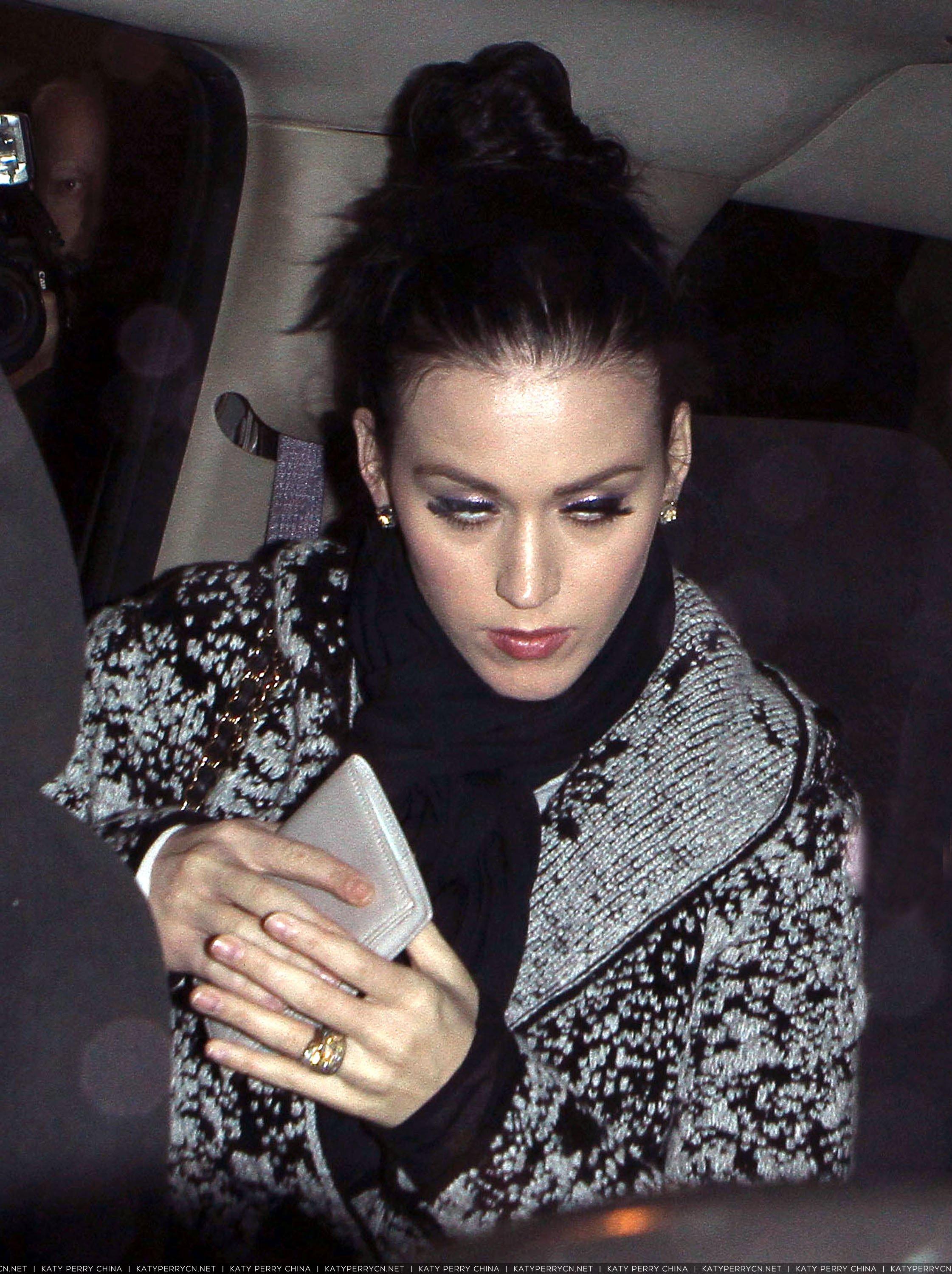 拉塞尔布兰德和凯蒂·佩芮乘坐从伦敦起飞的航班抵达洛杉矶