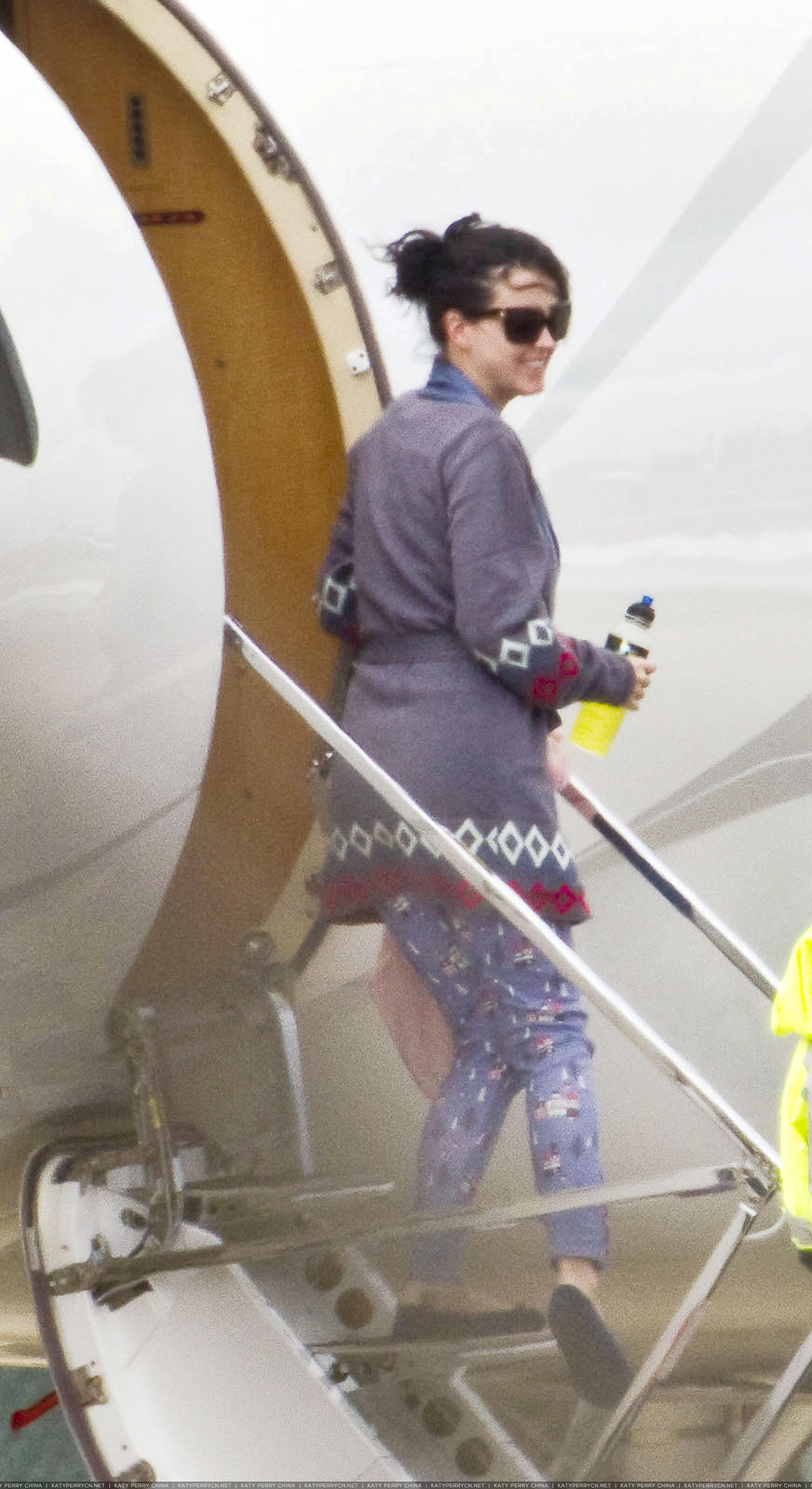 凯蒂佩芮在悉尼登上私人飞机飞往昆士兰