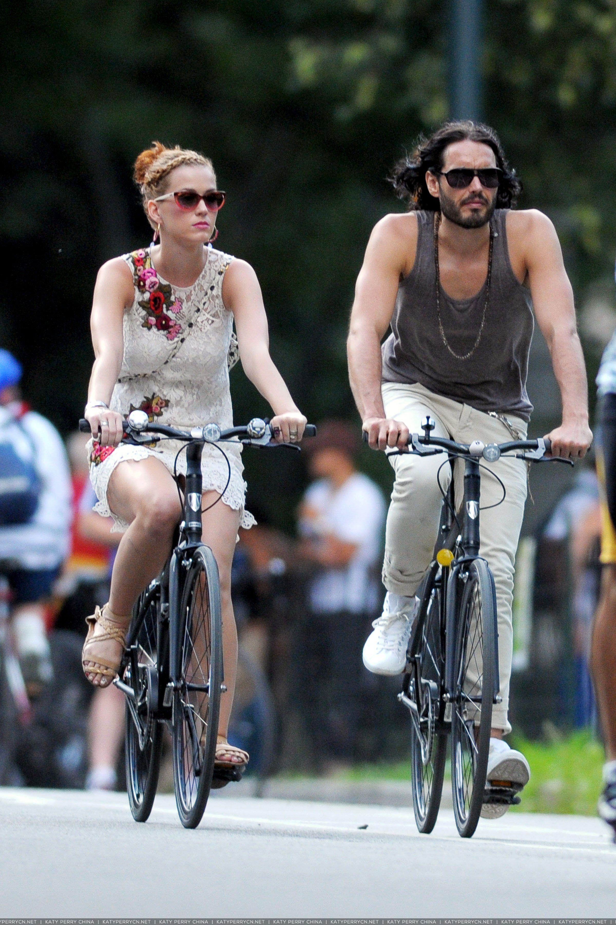 拉塞尔布兰德和凯蒂佩芮骑着自行车前往中央公园