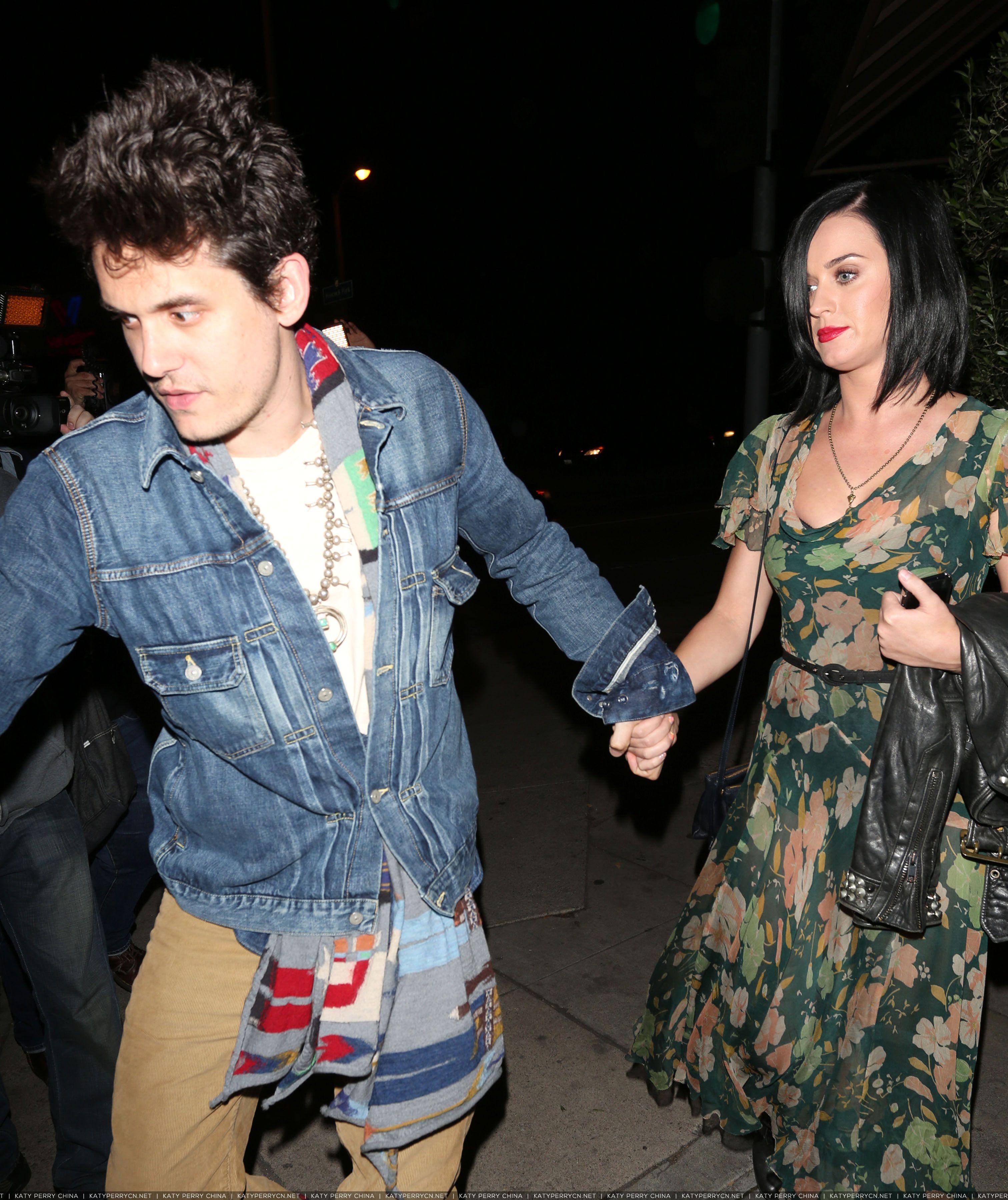 凯蒂佩芮与约翰梅尔在西好莱坞吃完浪漫的晚餐后手牵手离开