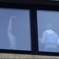 凯蒂佩芮在澳大利亚悉尼的酒店房间窗口 - 2012年6月29日