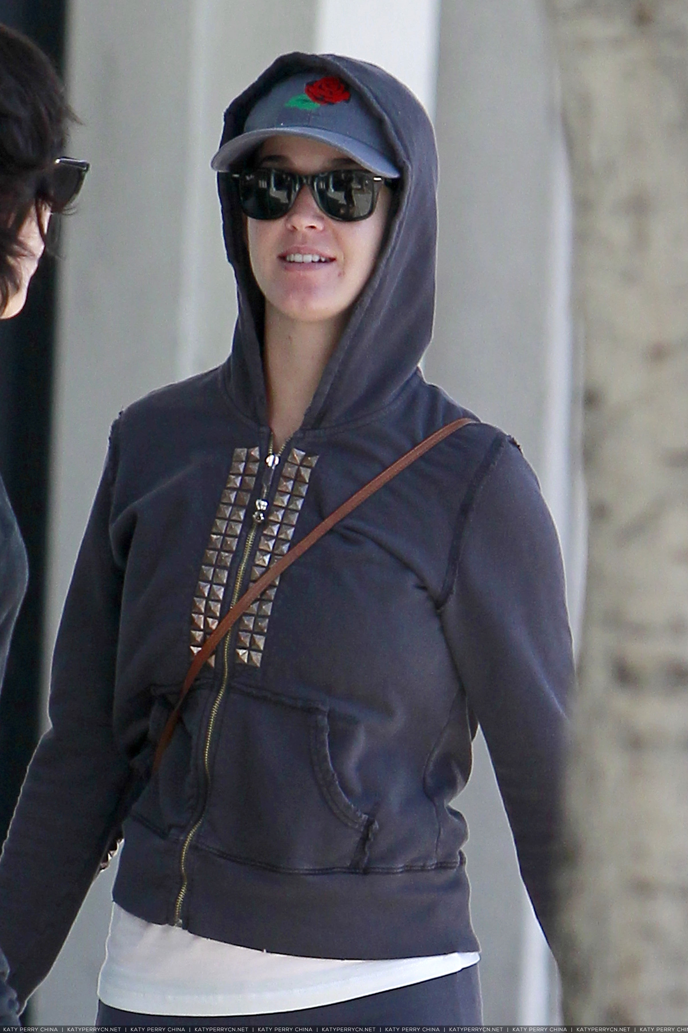 凯蒂佩芮在好莱坞的古装店Golyester购物 - 2012年8月22日