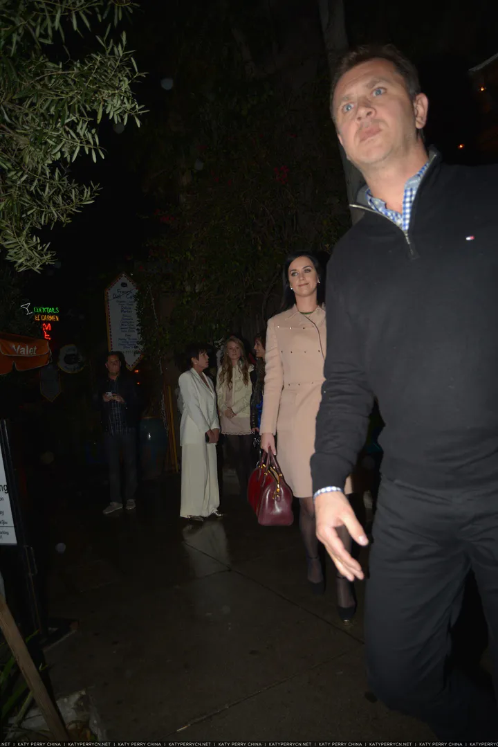 和家人在The Little Door餐厅吃饭