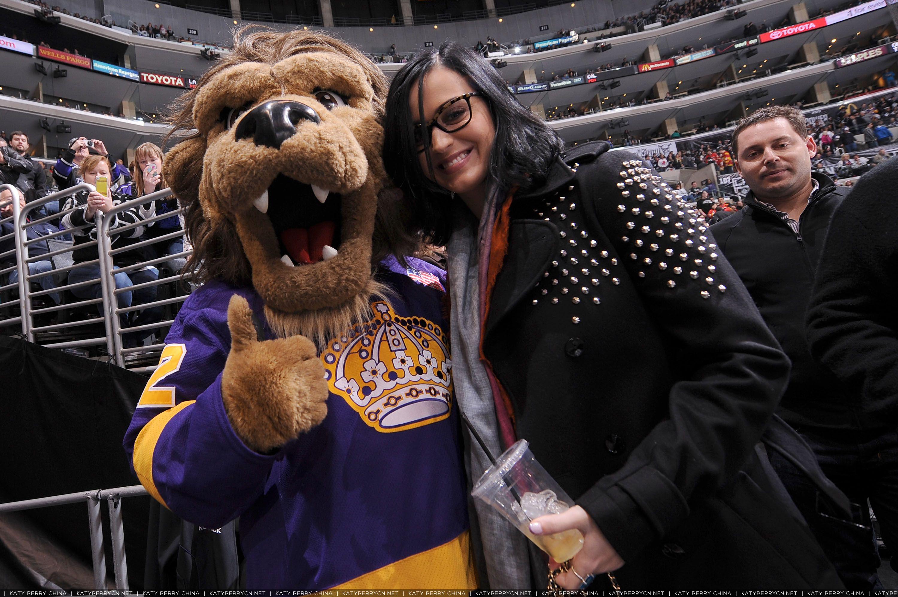 凯蒂佩芮观看卡尔加里火焰队与洛杉矶国王队的冰球比赛