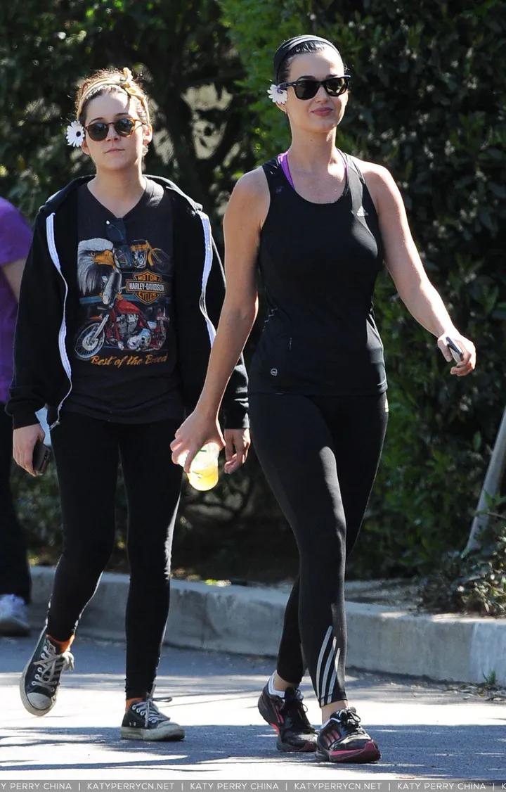 凯蒂·佩芮与朋友在加州洛杉矶散步，遇见简·林奇