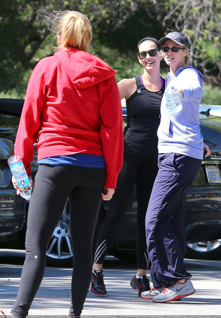 凯蒂·佩芮与朋友在加州洛杉矶散步，遇见简·林奇