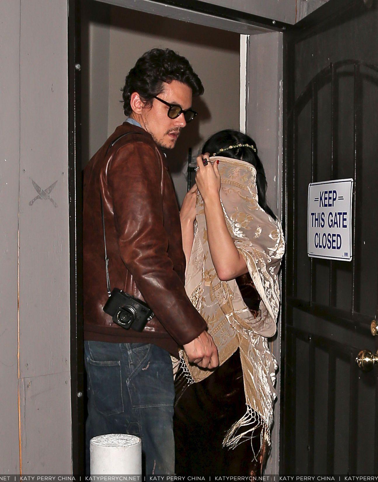 凯蒂佩芮和约翰梅尔在洛杉矶的Crossroads餐厅共进晚餐