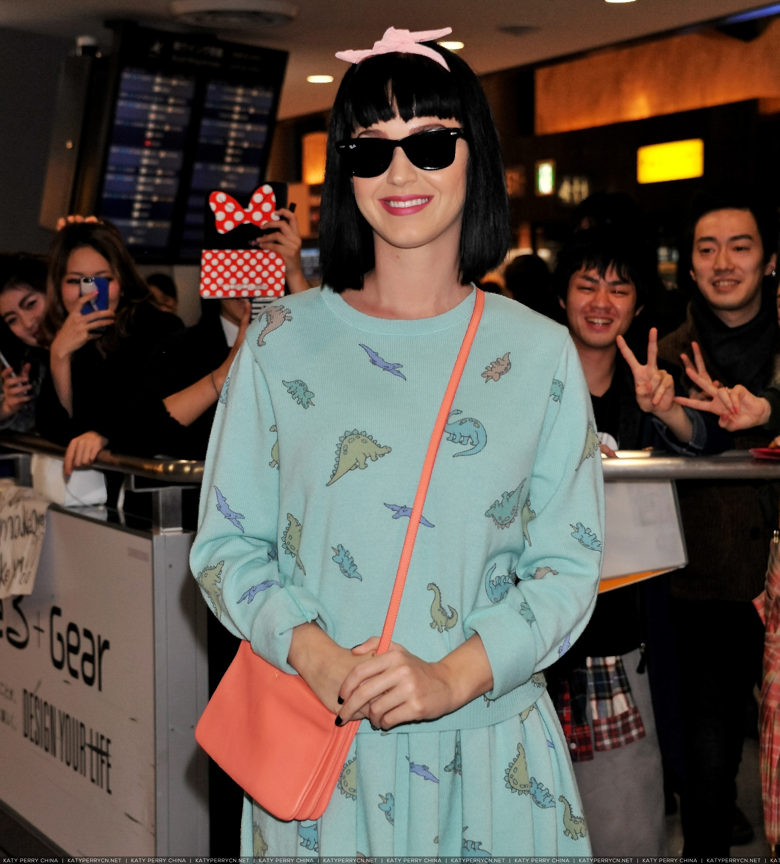 凯蒂佩芮到达日本东京成田国际机场