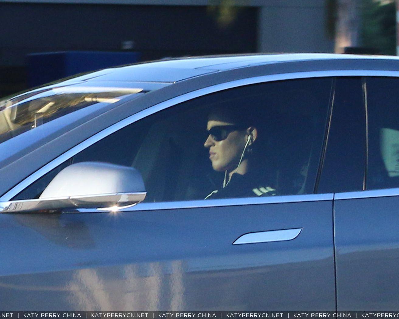 凯蒂佩芮在健身房健身，在Sielian购物，最后开特斯拉离开