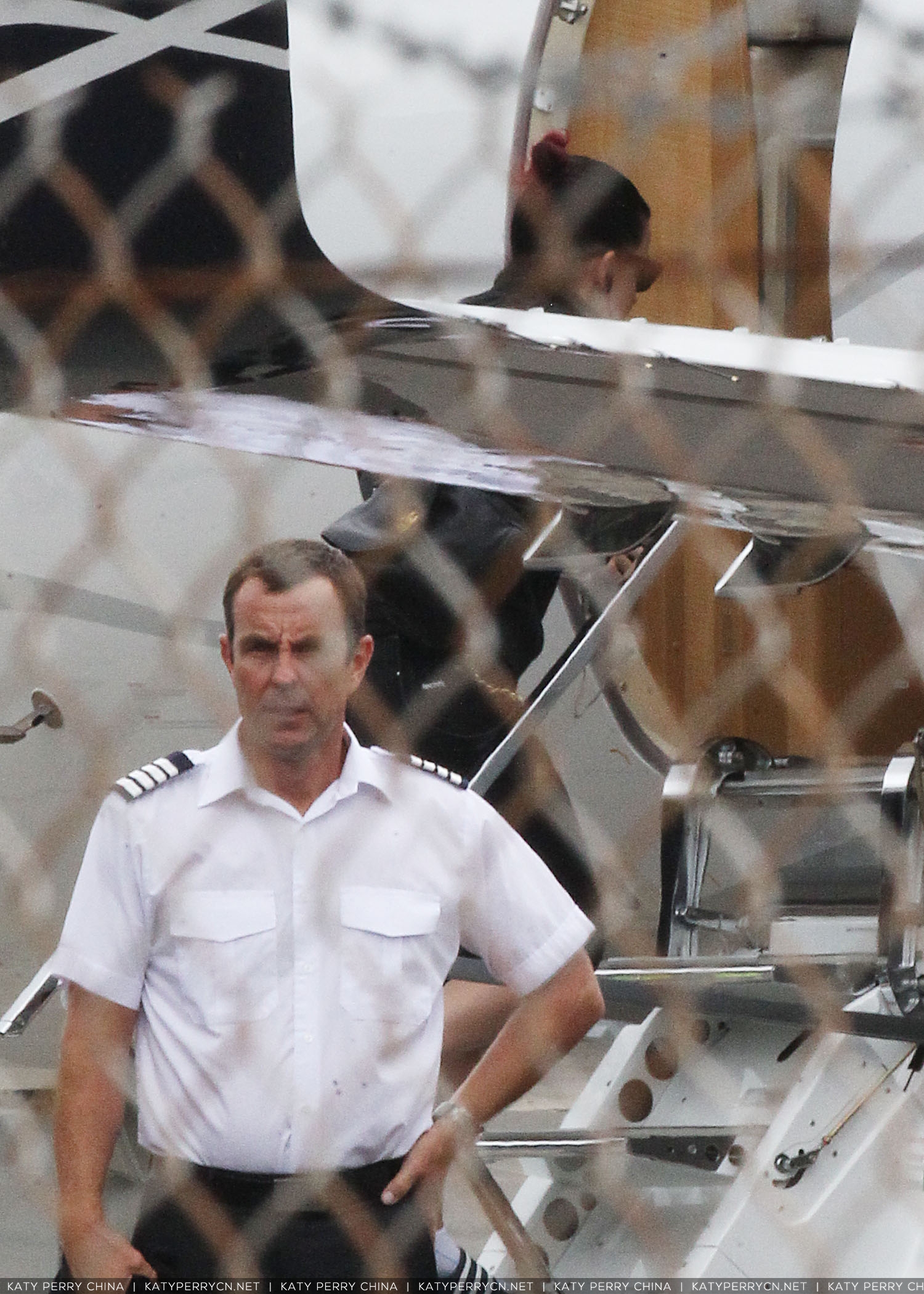 凯蒂佩芮乘坐她的私人飞机离开悉尼