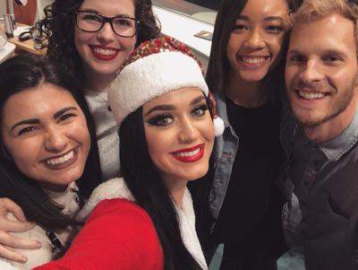 水果姐 Katy Perry 访问儿童医院为孩子送上圣诞祝福