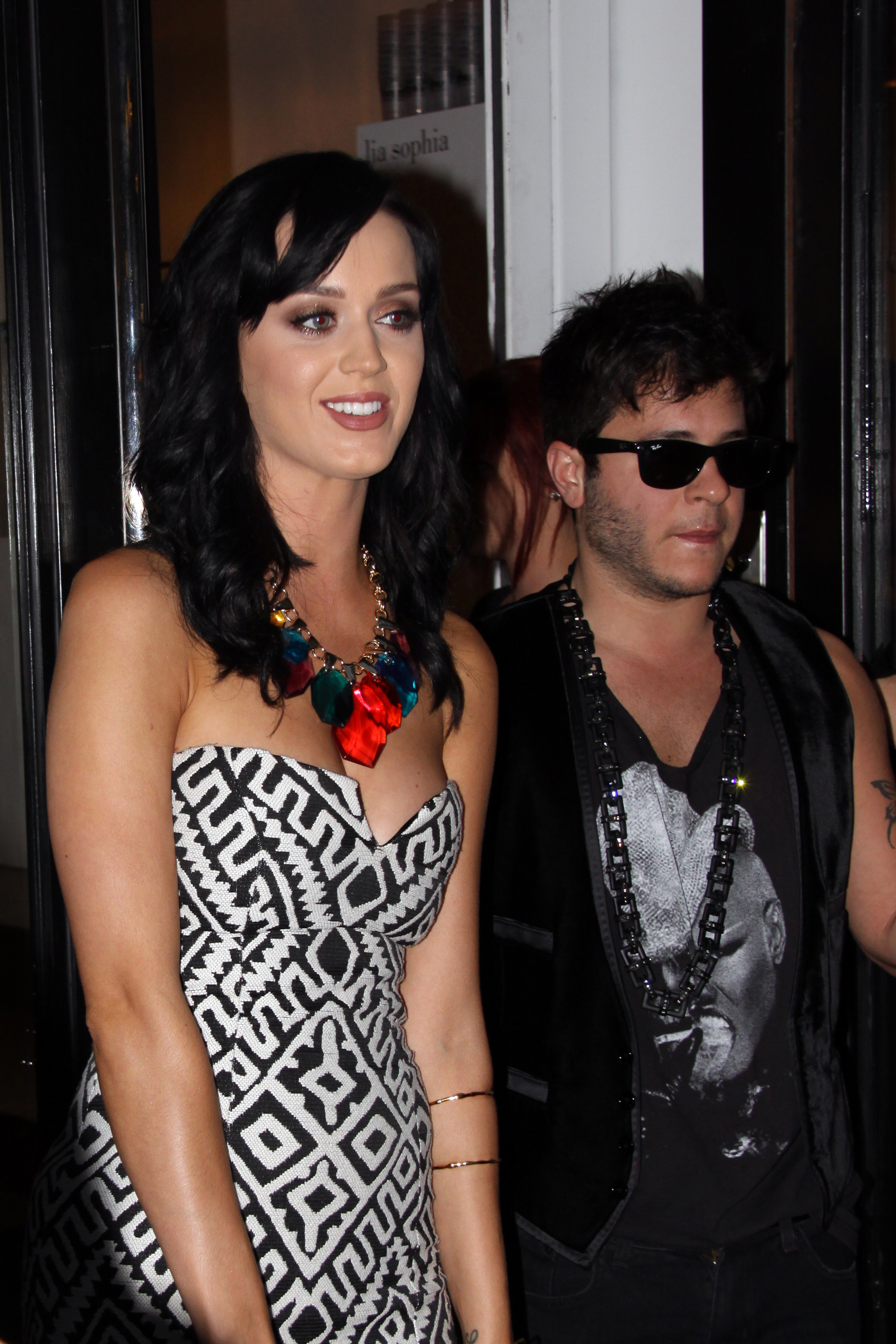 Katy Perry 在维多利亚的秘密旗舰店购物 - 2009年9月14日街拍