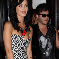 Katy Perry 在维多利亚的秘密旗舰店购物 - 2009年9月14日街拍