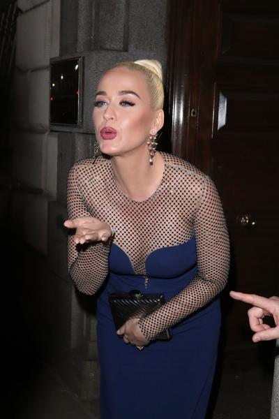 Katy Perry 离开英国亚洲信托基金会晚宴 - 2020年2月4日街拍