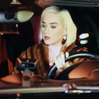 跟朋友在情人节晚餐以后离开餐厅 - 2020年2月14日街拍