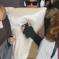 在隔离了24小时后离开悉尼柏悦酒店到机场 - 2020年3月13日街拍