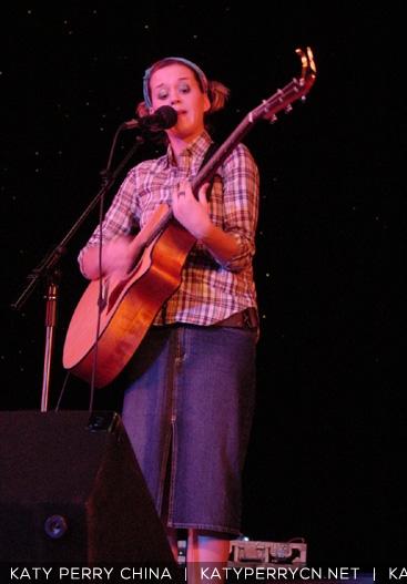 Katy Hudson 在某大学演出