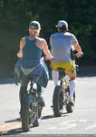 Katy Perry 和 Orlando Bloom 在圣巴巴拉带着女儿骑自行车 - 2021年4月29日