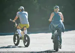 Katy Perry 和 Orlando Bloom 在圣巴巴拉带着女儿骑自行车 - 2021年4月29日