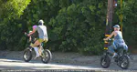 Katy Perry 和 Orlando Bloom 在圣巴巴拉带着女儿骑自行车 - 2021年4月29日