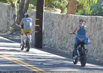 Katy Perry 和 Orlando Bloom 在圣巴巴拉带着女儿骑自行车 - 2021年4月29日