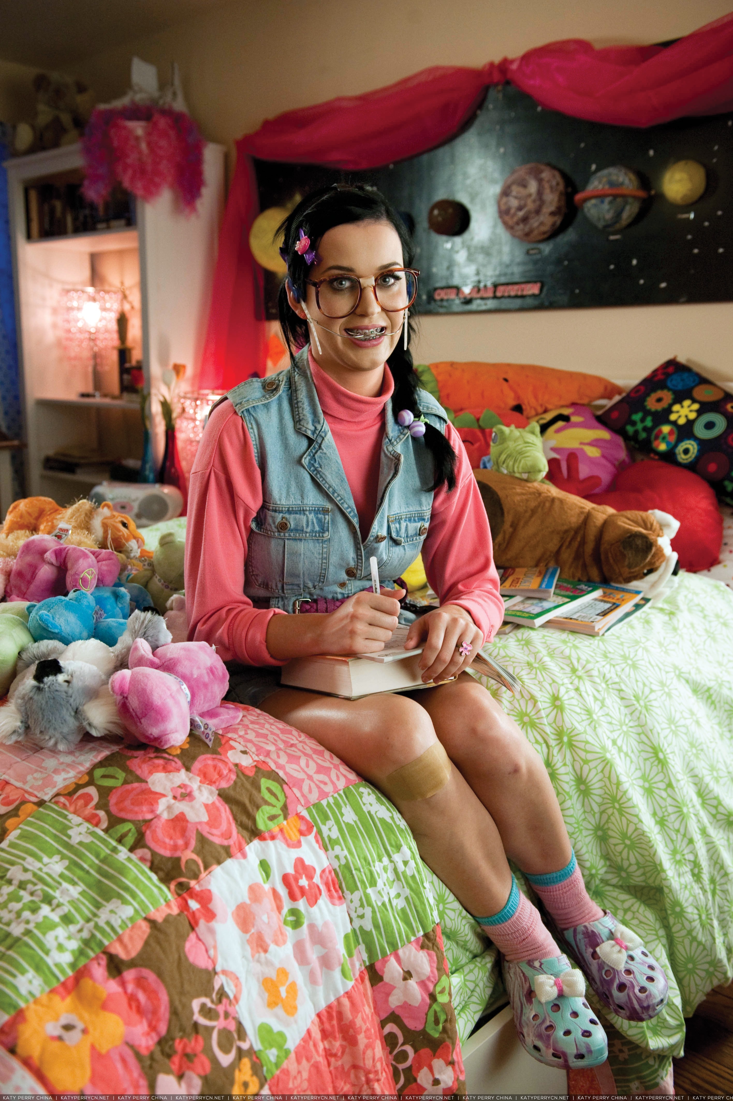 凯蒂佩芮为新曲扮丑甚至拷贝珍娜杰克森胸部走光出洋相