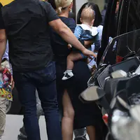 Katy Perry 和 Daisy Dove Bloom在圣日耳曼德佩教堂附近购物 - 2021年7月7日