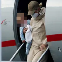 Katy Perry 和 女儿Daisy下飞机 - 2021年7月9日