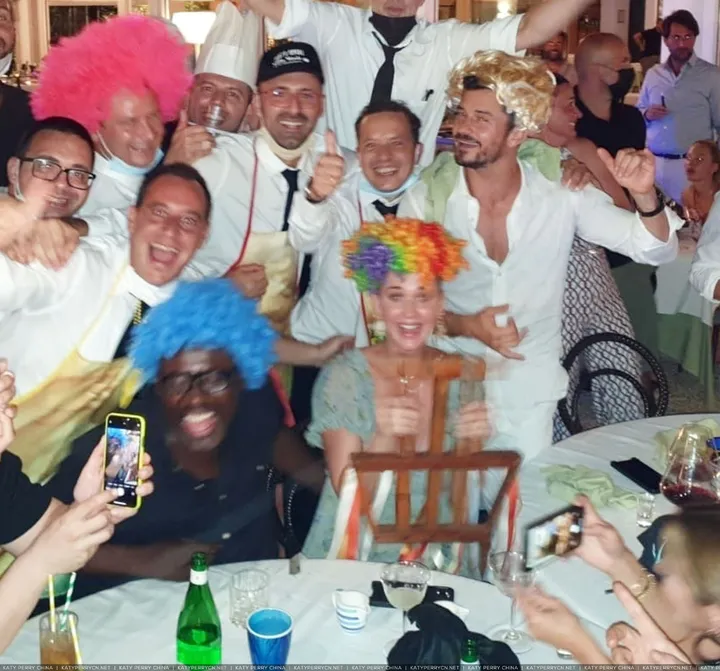 Katy Perry和Orlando Bloom在“Taverna Anema e Core”夜店饮酒唱K