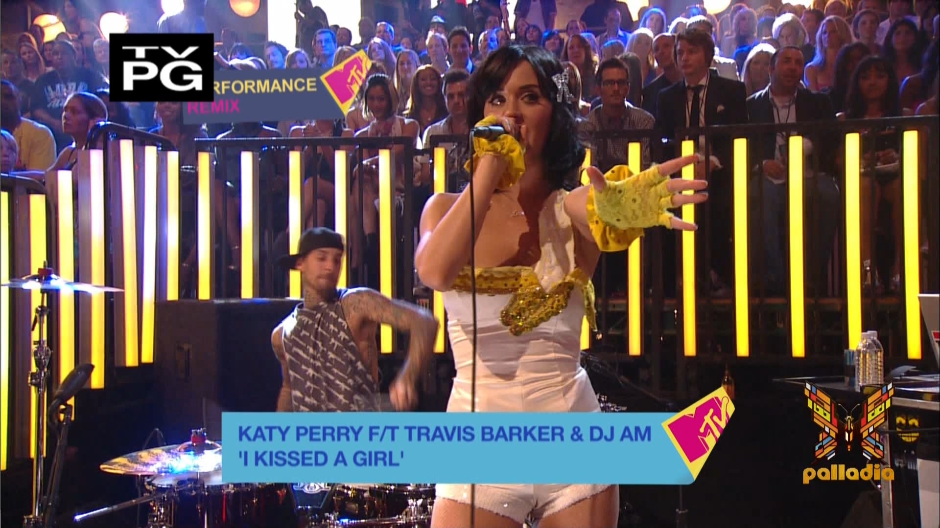 I Kissed A Girl (MTV Video Music Awards 现场)