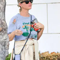 凯蒂佩芮破洞露脐装现身街头 - 2021年8月24日