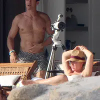 凯蒂佩芮和没穿上衣的奥兰多布鲁姆在墨西哥海滩度假