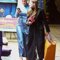 Katy Perry与朋友们在洛杉矶某餐厅庆祝生日 - 2021年10月29日