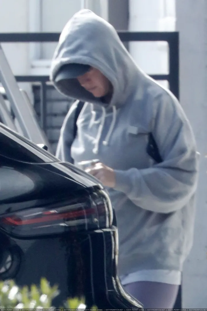 Katy Perry 进出皮肤护理诊所 - 2021年11月9日