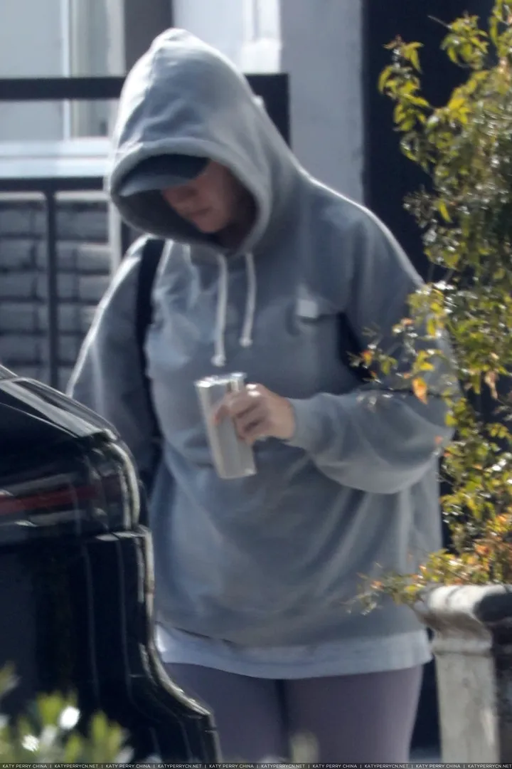 Katy Perry 进出皮肤护理诊所 - 2021年11月9日