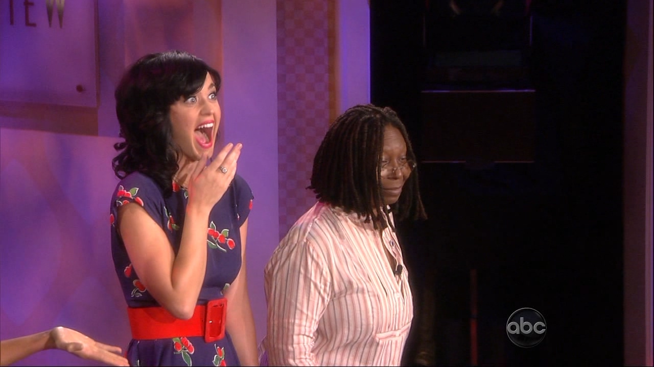 凯蒂佩芮和“修女也疯狂”之乌比·戈德堡萤幕上大玩女亲女游戏