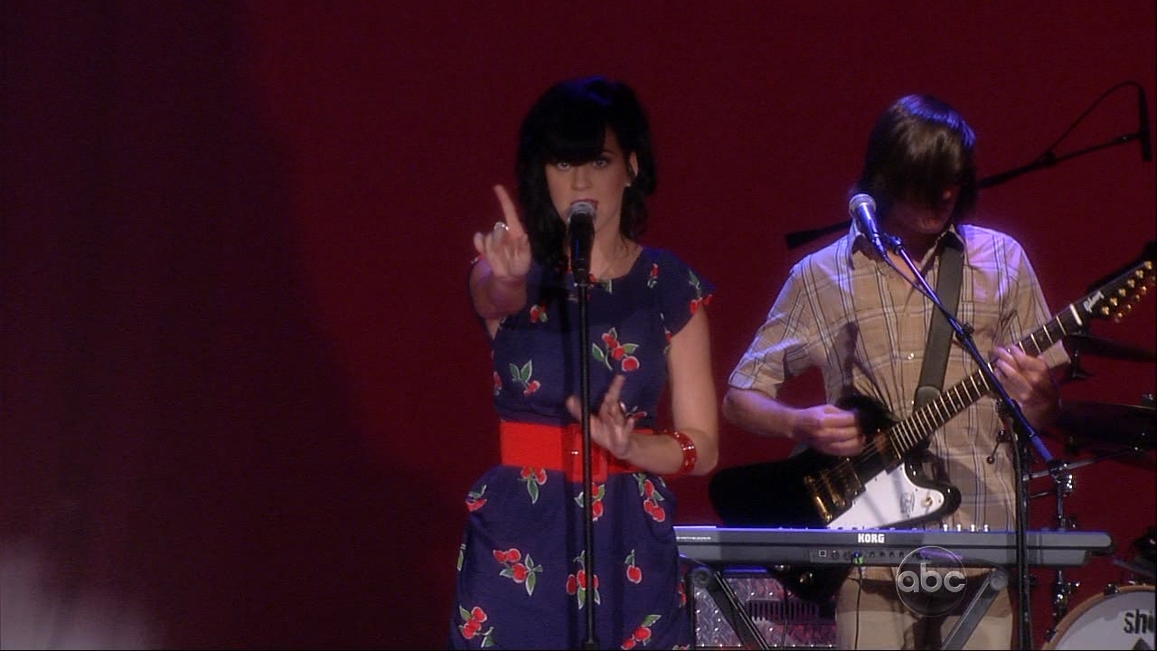 I Kissed A Girl (The View 现场)