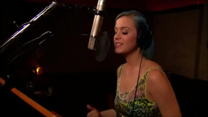 Katy Perry 用《模拟人生》的模拟语唱